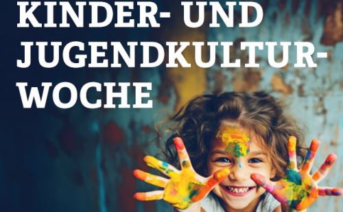 Bild Postkarte Kinder- und Jugendkulturwoche Crailsheim 2024 (Mädchen mit farbverschmierten Händen und Gesicht)
