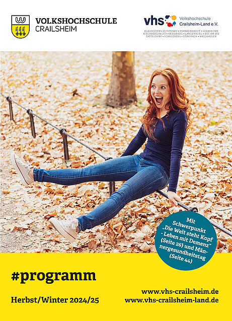 Titelseite Programmheft Herbst/Winter 2024/25 (Glückliche Frau sitzt auf Geländer inmitten von Herbstlaub)